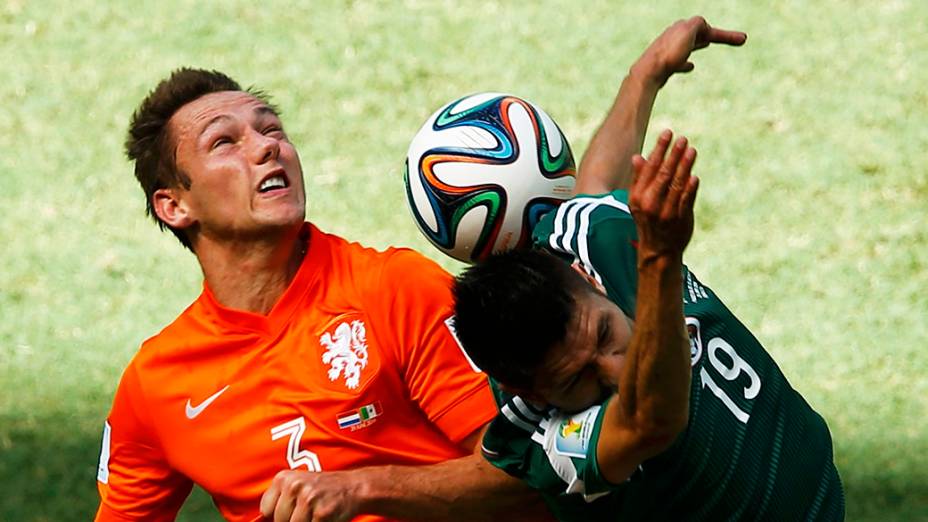 Jogadores de Holanda e México disputam a bola de cabeça no Castelão, no Fortaleza