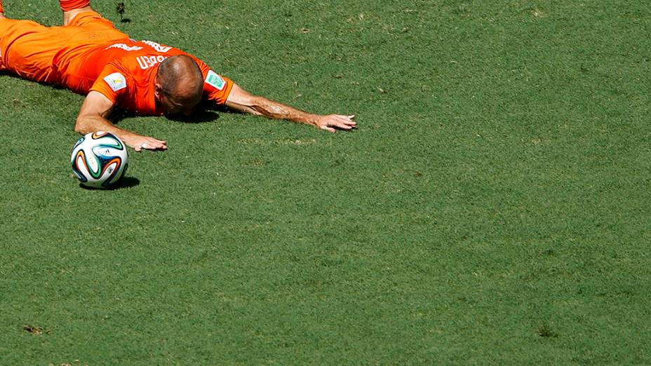 O holandês Arjen Robben cai em campo no jogo contra o México no Castelão, em Fortaleza