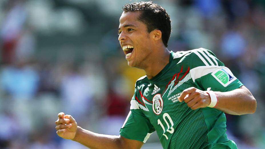 O mexicano Giovani Dos Santos comemora gol contra a Holanda no Castelão, em Fortaleza
