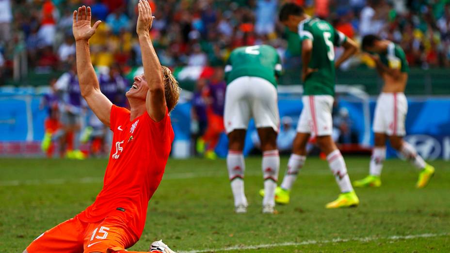 O holandês Dirk Kuyt comemora gol da Holanda contra o México no Castelão, em Fortaleza