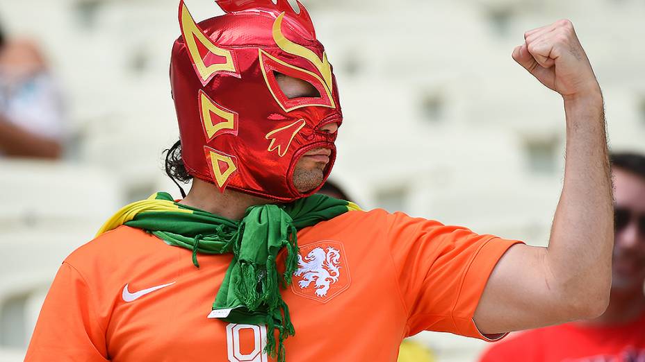 Torcedor com a camisa da Holanda e uma máscara da tradicional Lucha Libre mexicana antes da partida entre as equipes válida pelas oitavas de final, no Castelão, em Fortaleza
