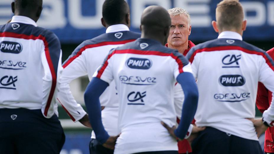 O técnico Didier Deschamps conversa com seus jogadores durante preparação da seleção francesa, em Clairefontaine