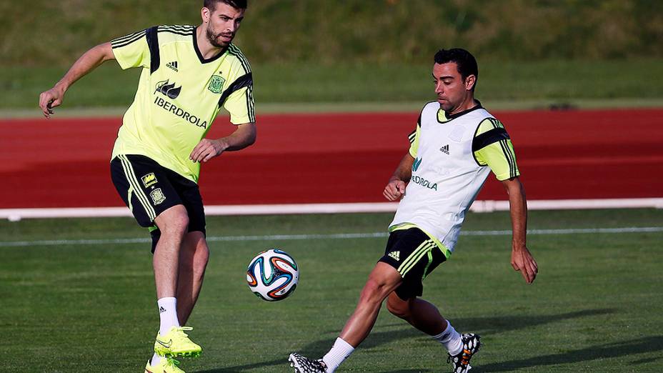 Xavi e Piqué participam de treinamento da seleção espanhola em preparação à Copa do Mundo, em Las Rozas, cidade próxima a Madri