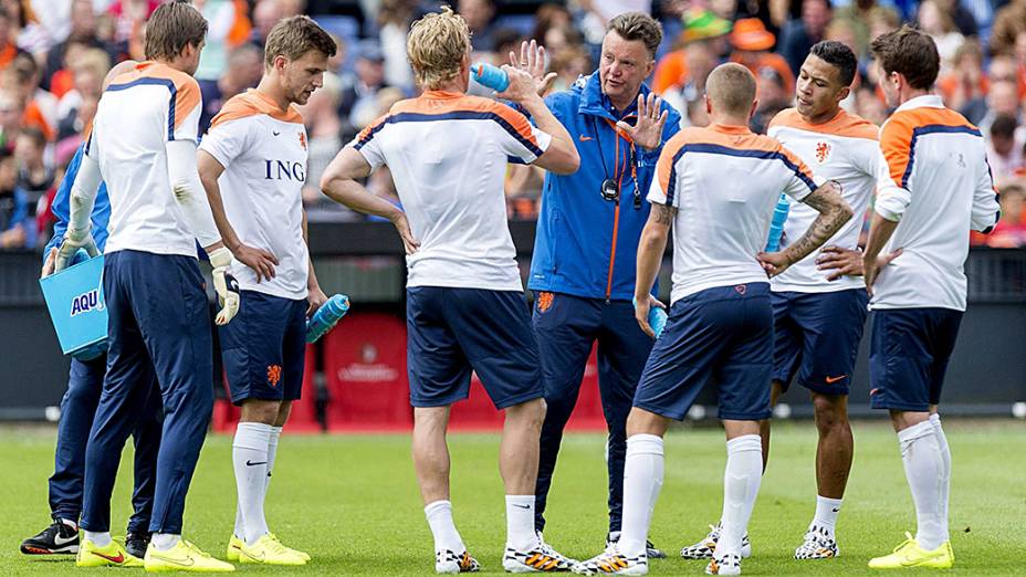 O técnico Louis van Gaal conversa com seus jogadores durante preparação da seleção holandesa em Roterdã