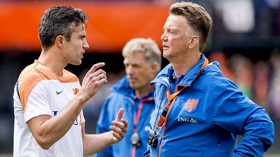 O técnico Louis van Gaal conversa com o capitão Robin Van Persie durante preparação da seleção holandesa em Roterdã