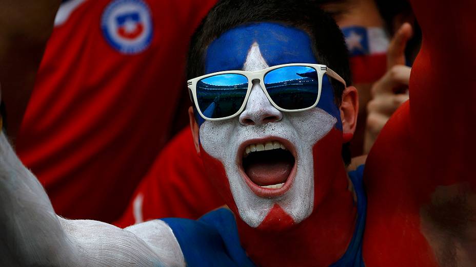 Torcedor pinta a bandeira do Chile no rosto para partida contra a Espanha no Maracanã