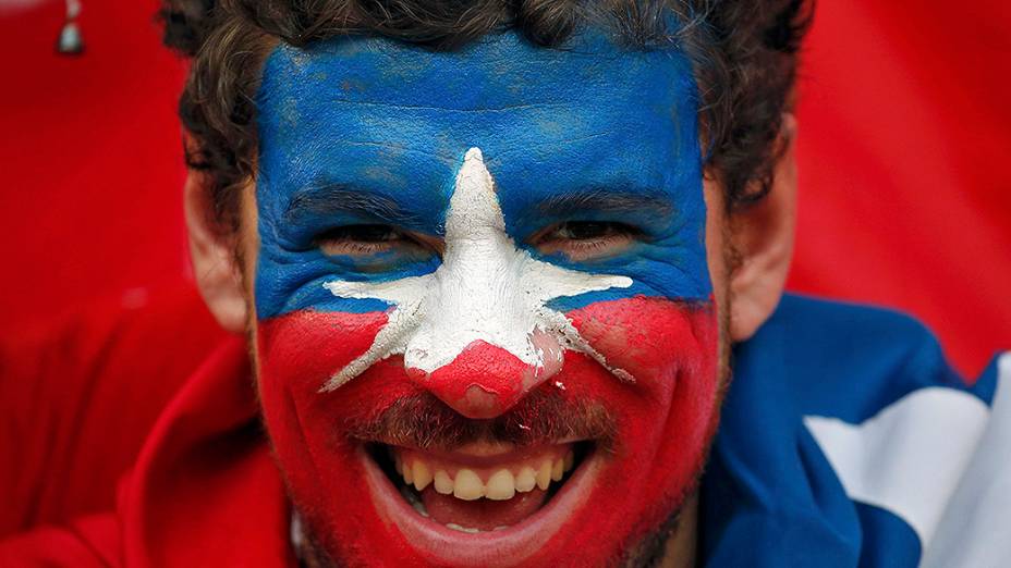 Torcedor pinta a bandeira do Chile no rosto para partida contra a Espanha no Maracanã