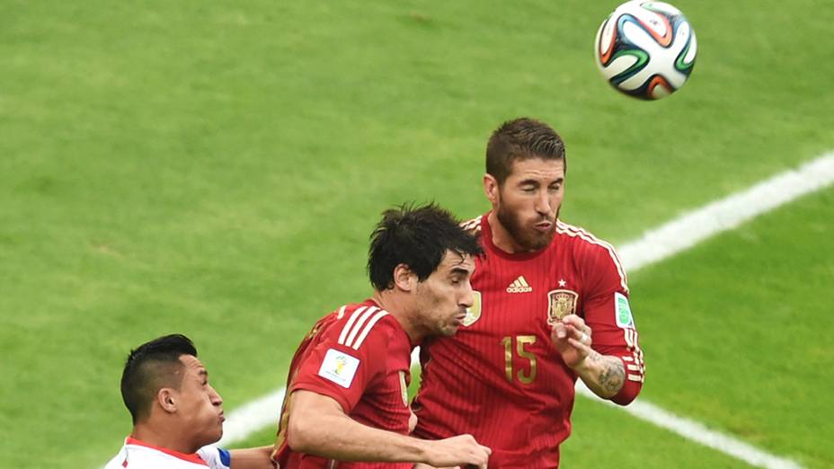 O espanhol Sergio Ramos cabeceia a bola no jogo contra o Chile no Maracanã, no Rio