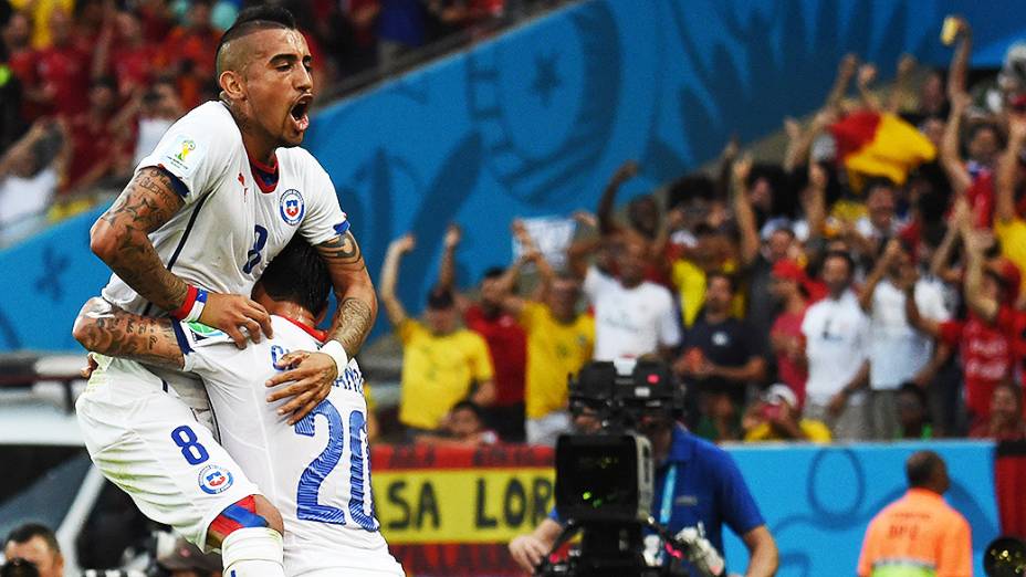 Jogadores do Chile comemoramo segundo gol contra a Espanha no Maracanã, no Rio