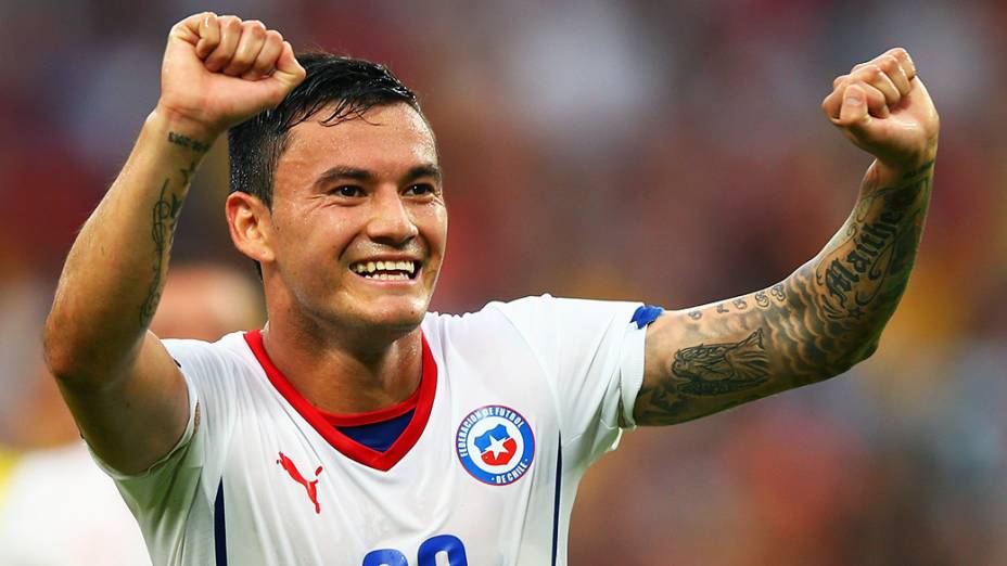 Charles Aranguiz, do Chile, comemora o segundo gol contra a Espanha no Maracanã, no Rio