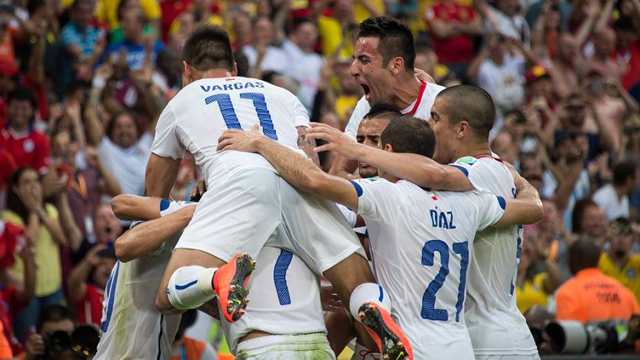 Jogadores do Chile comemoram o segundo gol contra a Espanha no Maracanã, no Rio