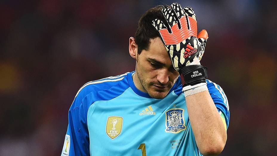 O goleiro Casillas lamenta a desclassificação da Copa do Mundo após perder para o Chile no Maracanã, no Rio