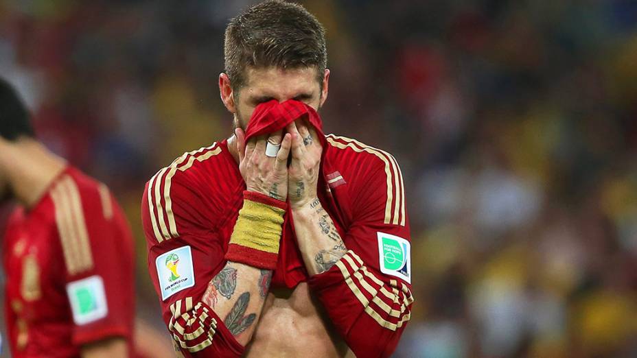 O espanhol Sergio Ramos lamenta a derrota para o Chile no Maracanã, no Rio