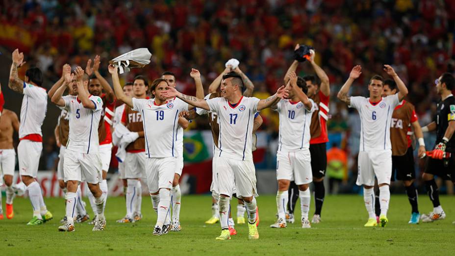 Jogadores do Chile comemoram a classificação para as oitavas de final da Copa do Mundo, após vencerem a Espanha no Maracanã