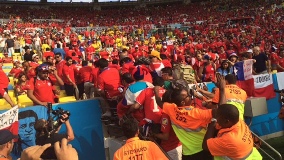 Torcedores chilenos invadem o campo no Maracanã, no Rio