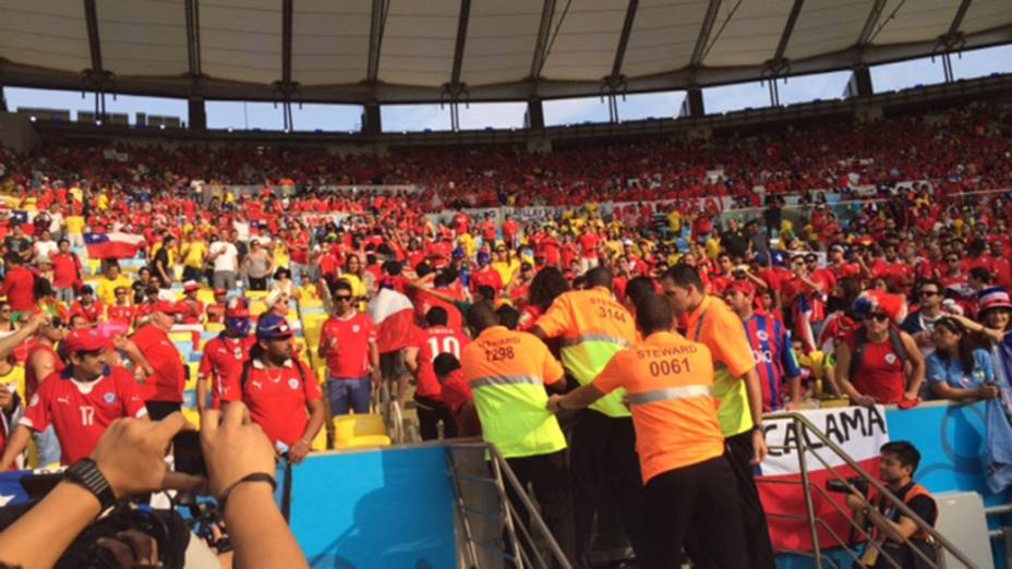 Torcedores chilenos invadem o campo no Maracanã, no Rio