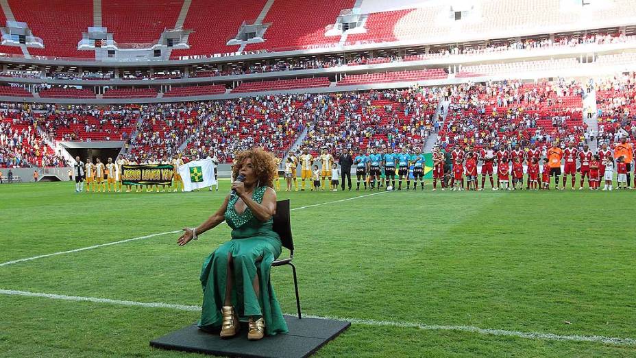 Elza Soares canta o hino nacional antes da partida entre Brasiliense e Brasília válida pela final do Campeonato Candango 2013 no Estádio Mané Garrincha (DF), neste sábado (18)