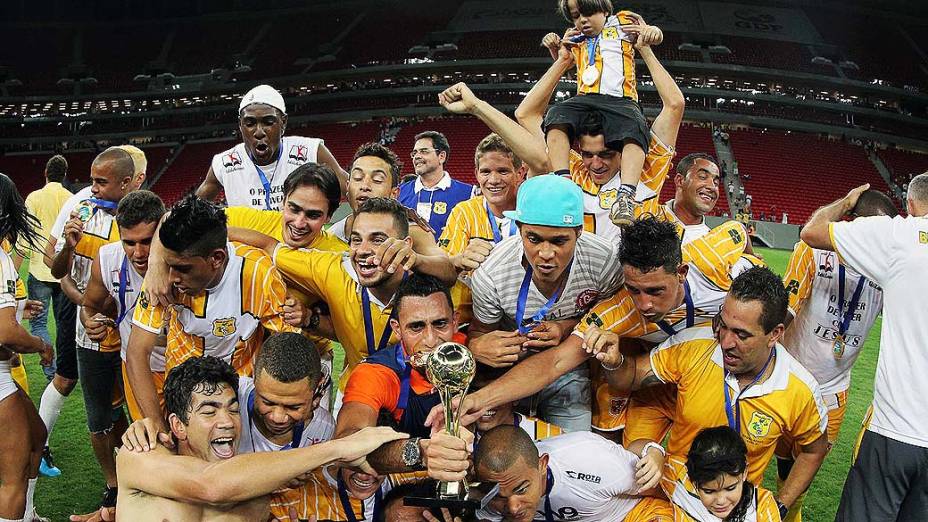 Jogadores do Brasiliense comemoram título após a vitória por 3 a 0 sobre o Brasílio, no jogo inaugural do novo Estádio Mané Garrincha