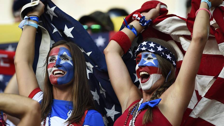 Torcedores chegam para a partida entre Estados Unidos e Portugal, na arena Amazônia, em Manaus