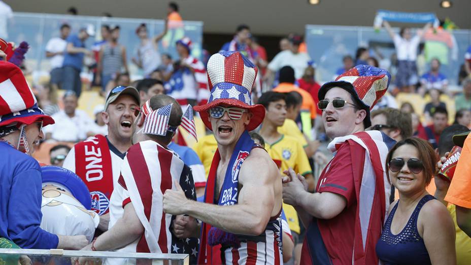 Torcedores chegam para a partida entre Estados Unidos e Portugal, na arena Amazônia, em Manaus