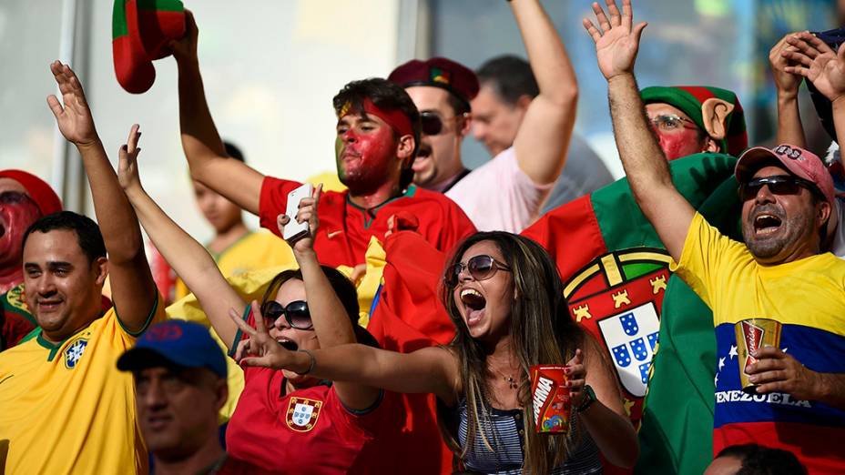 Torcedores chegam para a partida entre Estados Unidos e Portugal, na arena Amazônia, em Manaus