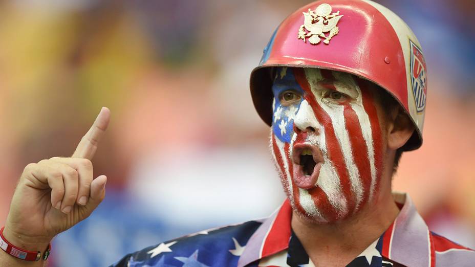 Torcedores chegam para a partida entre Estados Unidos e Portugal, na arena Amazônia, em Manaus