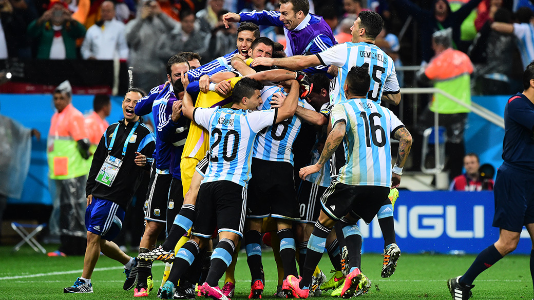 Jogadores da Argentina comemoram classificação para a final da Copa do Mundo após vencer a Holanda, no Itaquerão em São Paulo