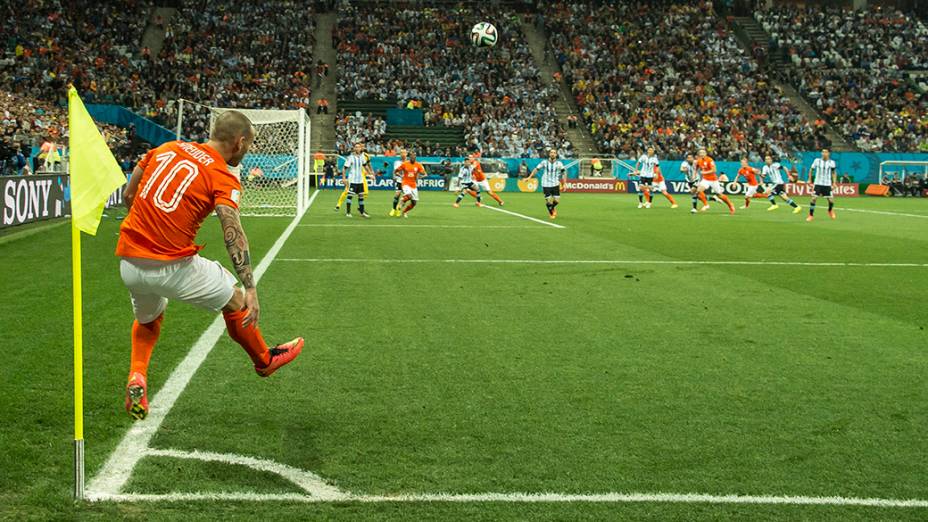 Sneijder cobra escanteio para a Holanda no jogo contra a Argentina, no Itaquerão em São Paulo