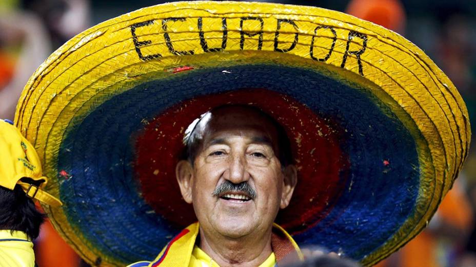Torcedor do Equador usa sombrero no jogo contra Honduras na Arena da Baixada, em Curitiba