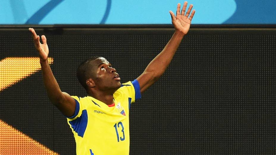 O equatoriano Enner Valencia comemora o segundo gol contra Honduras na Arena da Baixada, em Curitiba