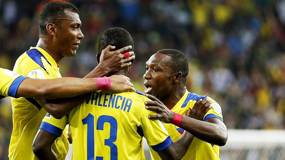 Jogadores do Equador comemoram gol contra Honduras marcado por Valencia