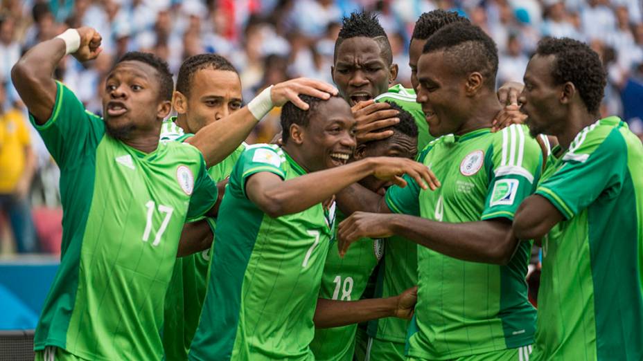 Jogadores da Nigéria comemoram gol contra a Argentina no Beira Rio, em Porto Alegre