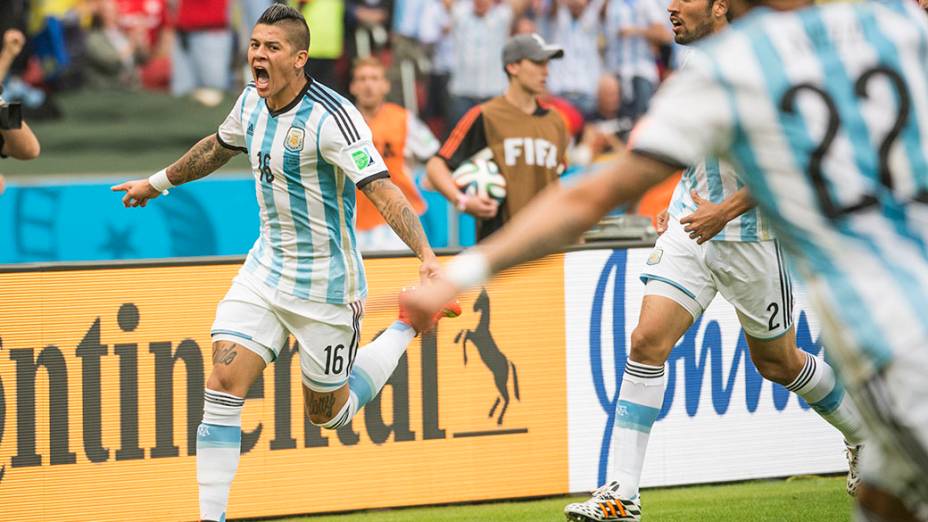 Marcos Rojo comemora o terceiro gol da Argentina contra a Nigéria no Beira Rio, em Porto Alegre