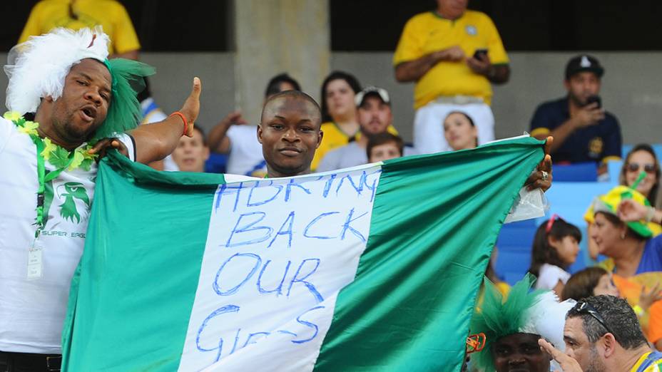 Torcedora nigeriano aguarda o início da partida contra a Bósnia na Arena Pantanal, em Cuiabá