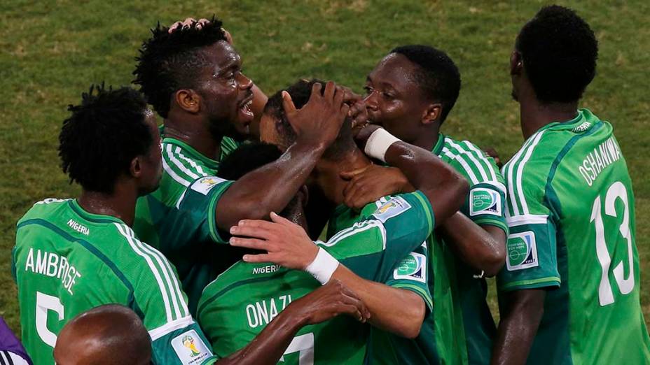 Jogadores da Nigéria comemoram gol contra a Bósnia na Arena Pantanal, em Cuiabá