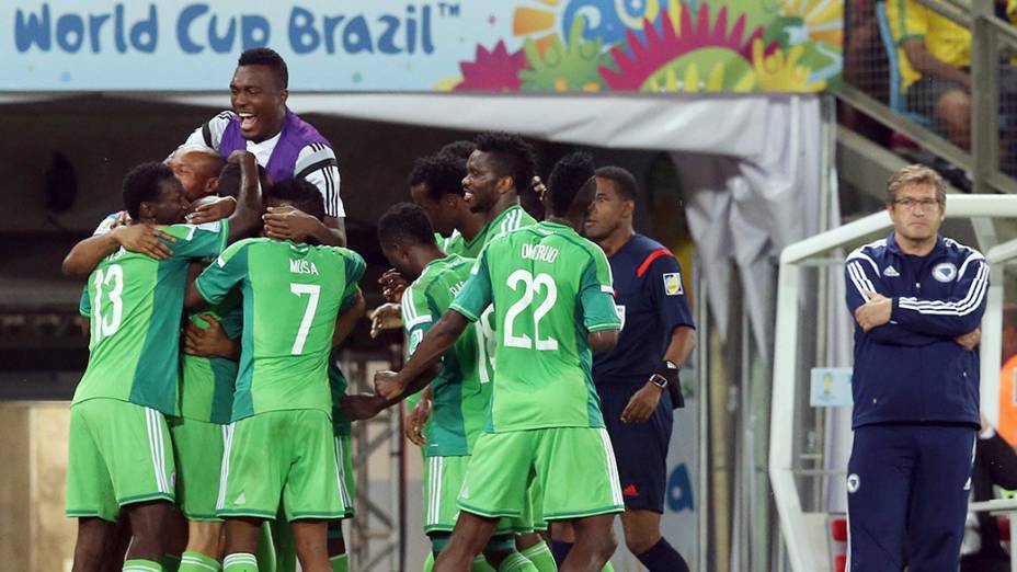 Jogadores da Nigéria comemoram gol contra a Bósnia na Arena Pantanal, em Cuiabá