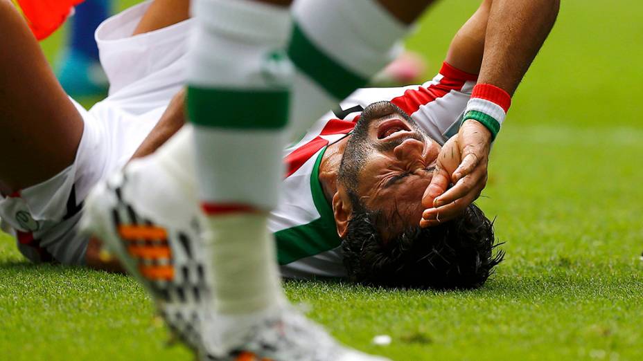 O jogador Masoud Shojaei, do Irã, durante um lance na partida contra a Bósnia, em Salvador