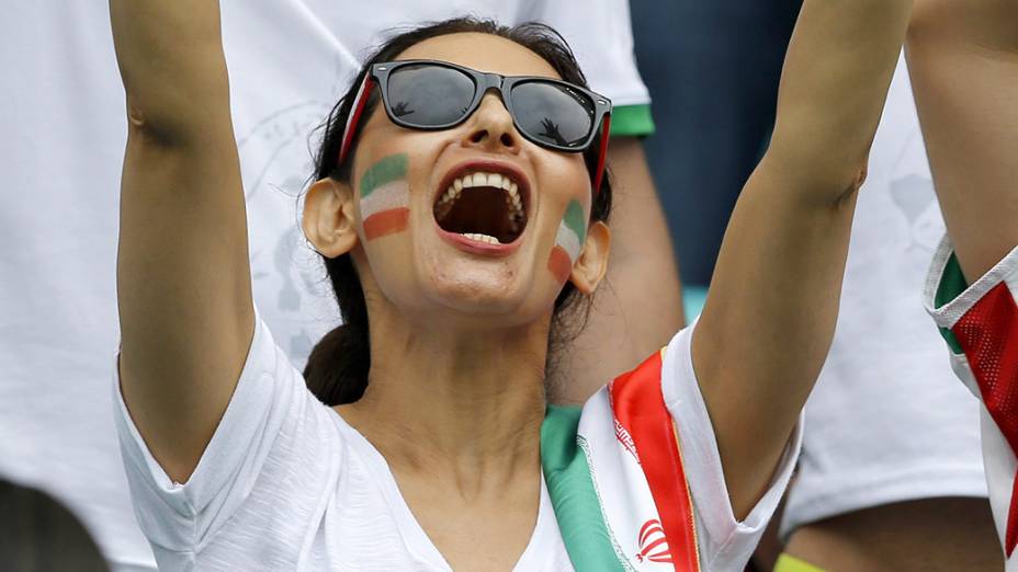 Torcedora iraniana acompanha partida contra a Bósnia, no estádio Fonte Nova, em Salvador