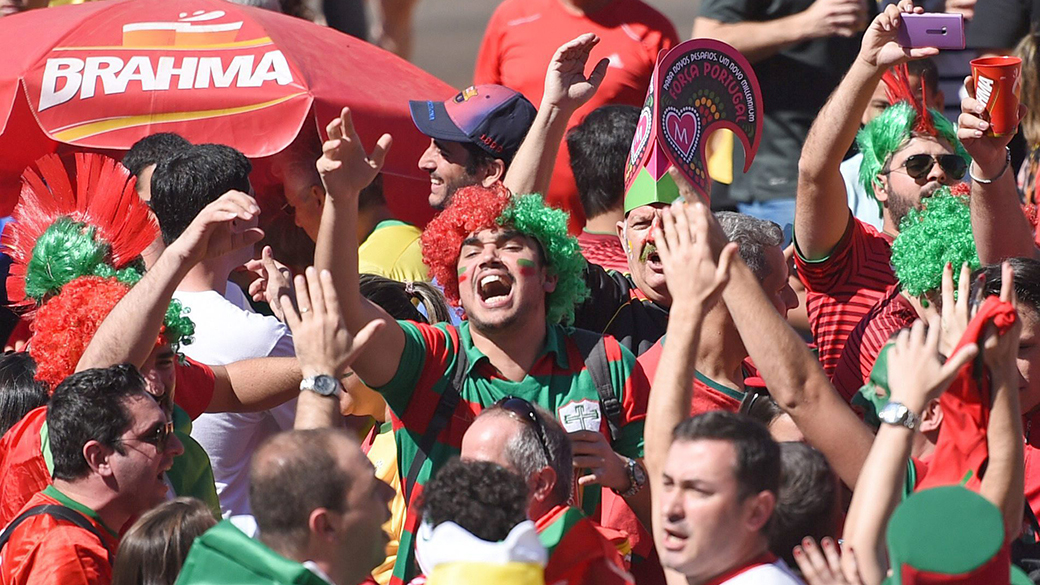 Torcedores chegam para acompanhar a partida entre Portugal e Gana, no estádio Mané Garrincha, em Brasília