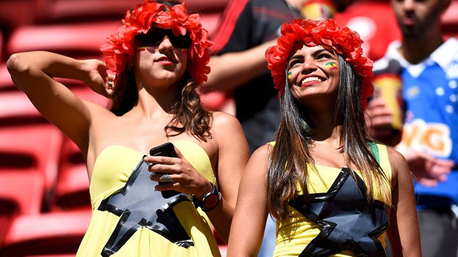 Torcedoras chegam para a partida entre Portugal e Gana, no estádio Mané Garrincha, em Brasília