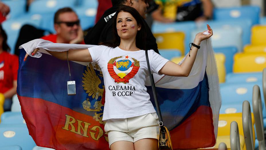 Torcedores chegam para a a partida entre Rússia e Bélgica, no estádio do Maracanã, no Rio de Janeiro