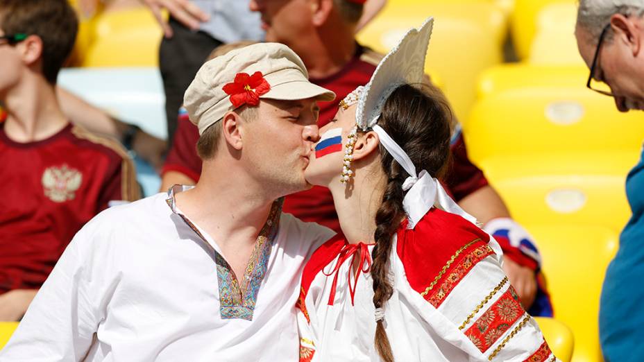 Torcedores chegam para a a partida entre Rússia e Bélgica, no estádio do Maracanã, no Rio de Janeiro