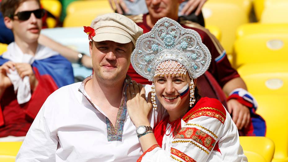 Torcedores chegam para a a partida entre Rússia e Bélgica, no estádio do Maracanã, no Rio de Janeiro