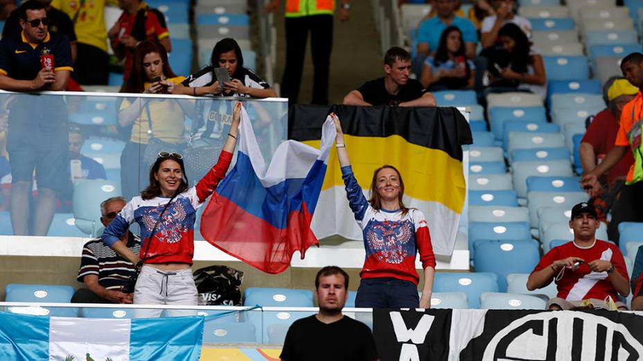 Torcedores chegam para a a partida entre Rússia e Bélgica, no estádio do Maracanã, no Rio de Janeiro