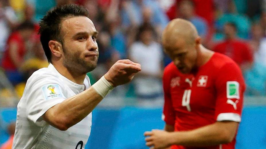 O francês Mathieu Valbuena comemora gol contra a Suíça na Arena Fonte Nova, em Salvador