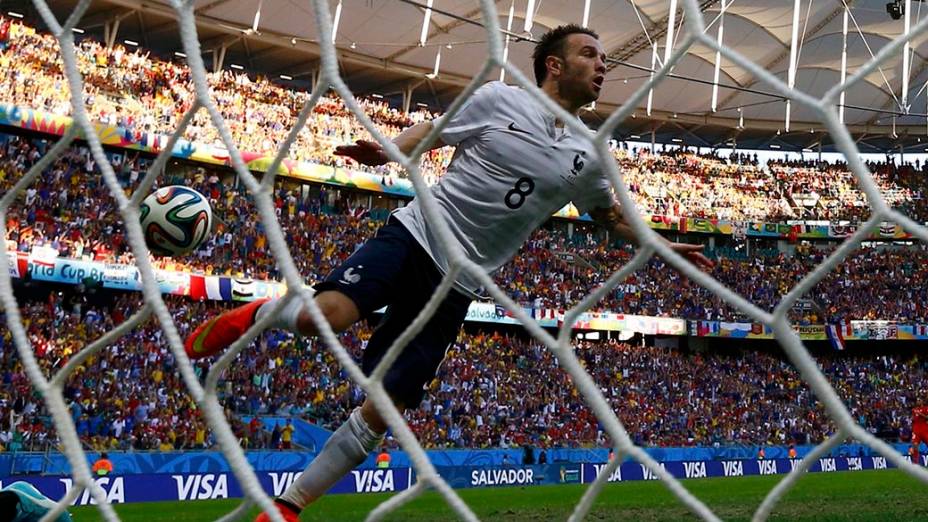 O francês Mathieu Valbuena comemora gol contra a Suíça na Arena Fonte Nova, em Salvador