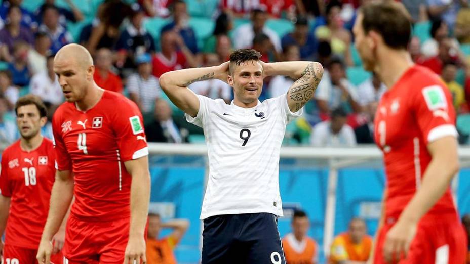 O francês Olivier Giroud lamenta gol perdido contra a Suíça na Arena Fonte Nova, em Salvador