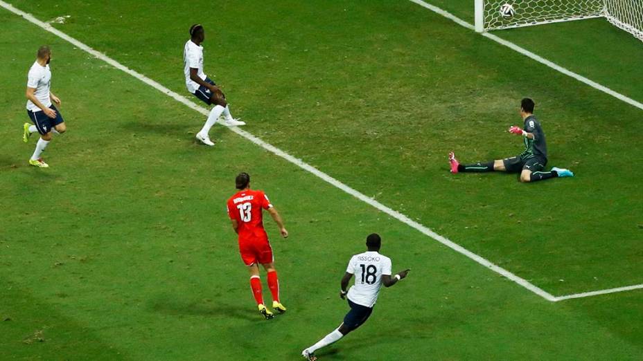 O francês Sissoko marca o quinto gol contra a Suíça na Arena Fonte Nova, em Salvador