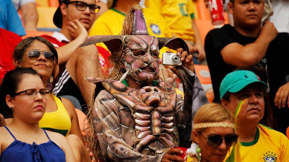 Torcedor fantasiado na partida entre Suíça e Honduras, na Arena Amazônia, em Manaus