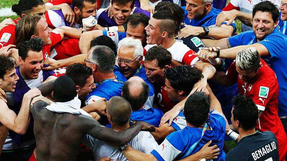 Jogadores da Suíça comemora classificação após vitória por 3 a 0 sobre Honduras, na Arena Amazônia, em Manaus